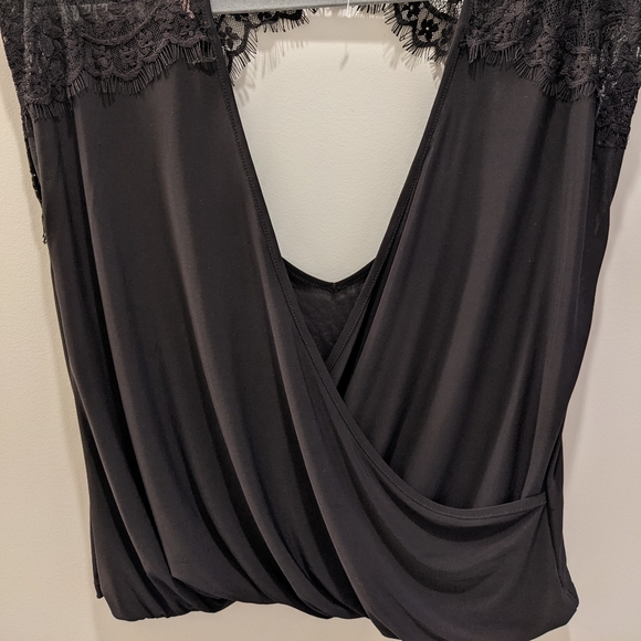 Beautiful Wrap top with lace! New - Picture 2 of 5